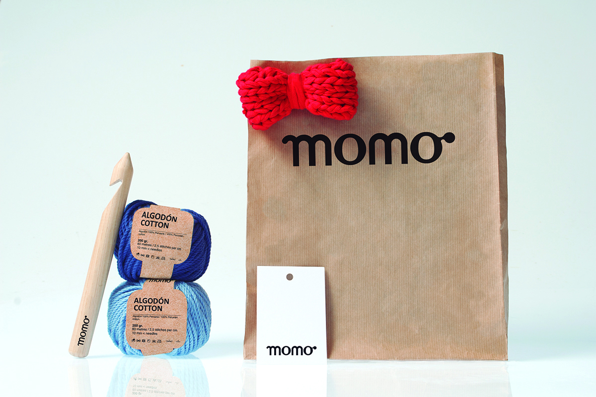 Sesión de fotos con todo los elementos del branding de Momo